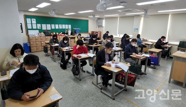 "몇년 만의 시험인지..." 시험 시작을 기다리는 공천 수험생들.