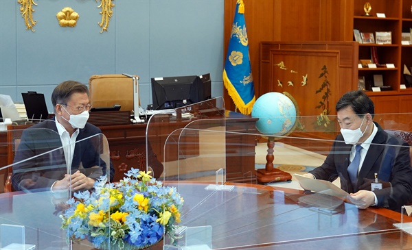 문재인 대통령이 18일 오후 청와대 여민관 집무실에서 김오수 검찰총장을 면담하고 있다. 