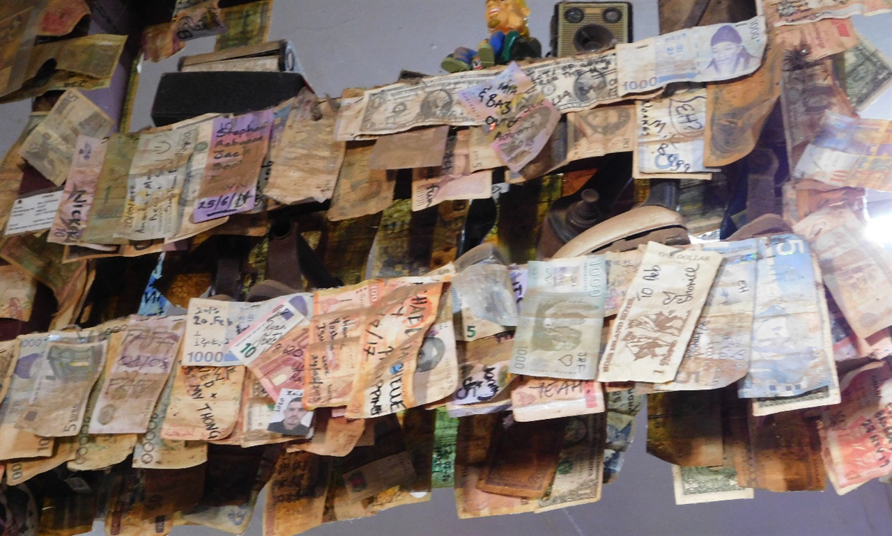 술집에 여행객이 기증한 각국 지폐. 퇴계 이황이 그려진 지폐도 보인다.  