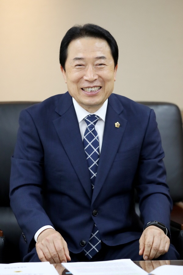 신은호 인천시의회 의장은 "사람교체"를 강조하며 부평구청장 출마를 선언했다.