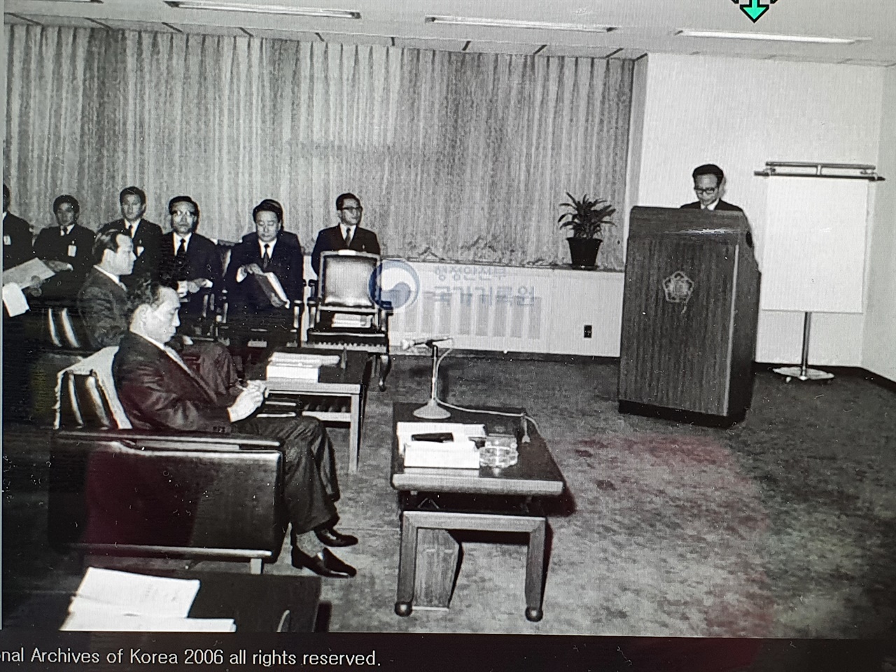 1972년 이낙선 상공부장관으로부터 업무보고를 받고 있는 박정희 대통령의 모습