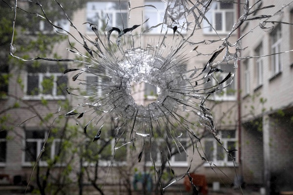 4월 17일(우크라이나 현지시각) 루한스크 루비즈네시의 한 건물의 유리창이 총탄에 맞아 깨져 있다.