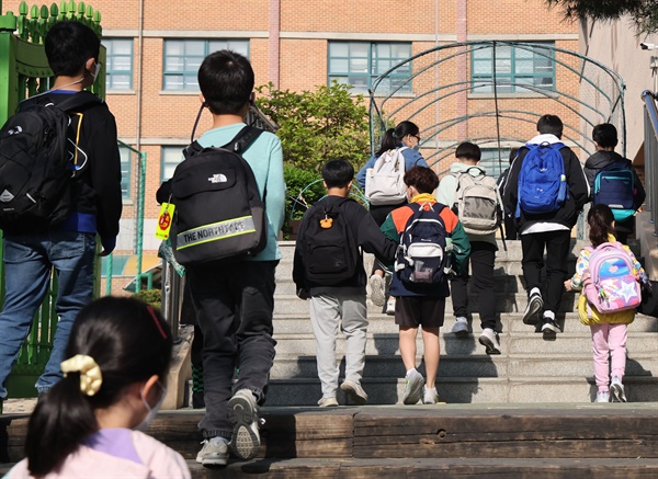 교육부가 전국 학교에 거리두기 해제와 일상 회복에 맞는 새 방역지침을 발표할 예정인 20일 서울의 한 초등학교에서 학생들이 등교하고 있다.