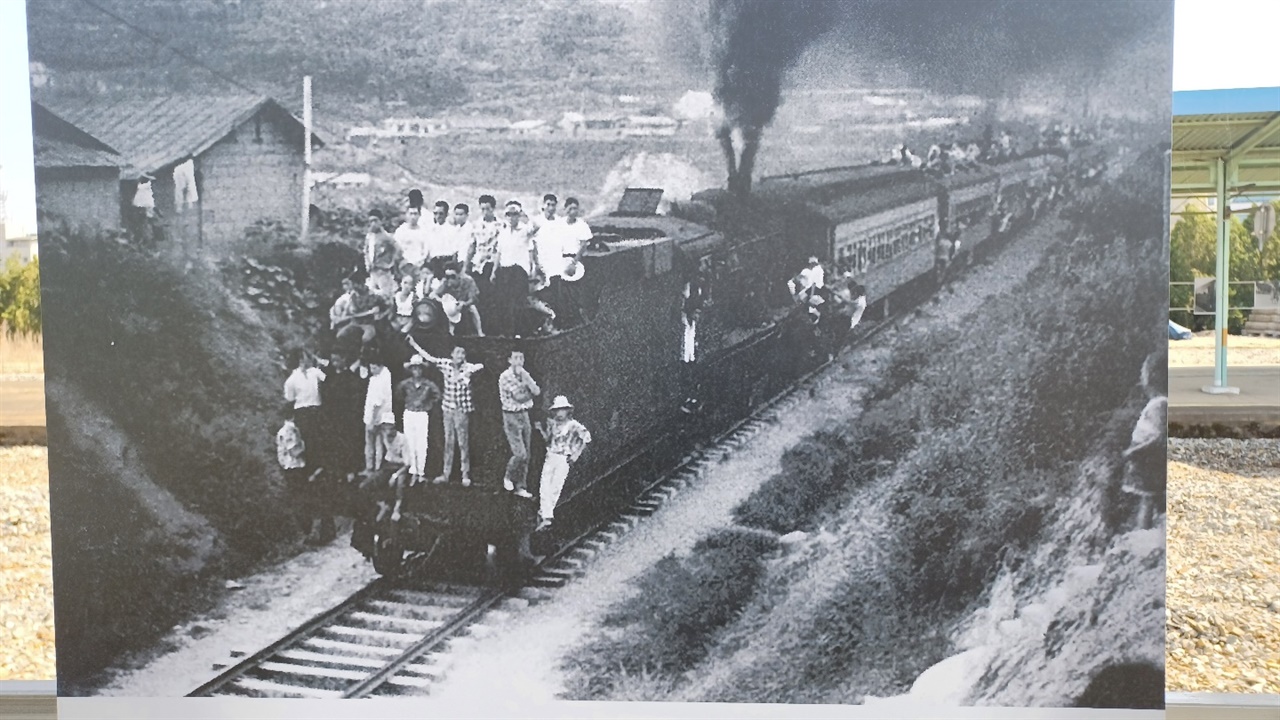 안동역으로 들어오는 열차에 시민들이 타고 있다. 