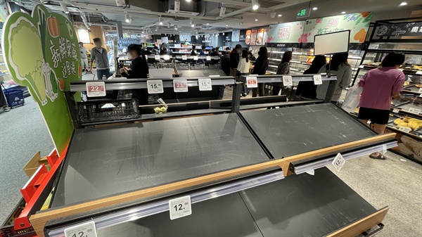 지난 3월 30일 코로나19 확산 탓에 순환식 봉쇄를 진행 중인 중국 상하이시의 한 슈퍼마켓 야채 과일 매대가 텅 비어 있다.