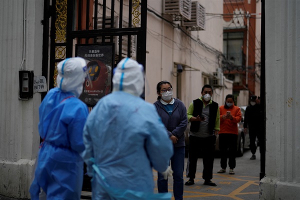 중국 '경제수도' 상하이에서 코로나19 확산을 막기 위한 도시 봉쇄가 계속되는 가운데 16일 주민들이 핵산 검사를 받기 위해 줄지어 서 있다.