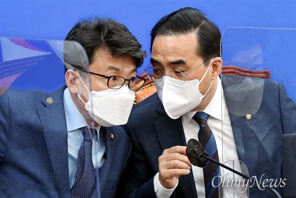 더불어민주당 박홍근 원내대표와 진성준 원내수석부대표가 21일 국회에서 열린 정책조정회의에서 대화하고 있다.