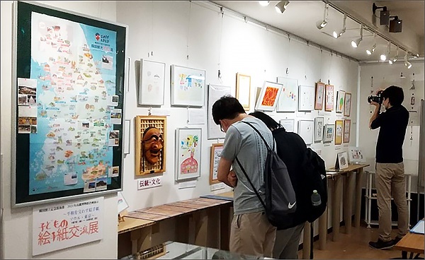 마츠자키 에미코 씨가 중심이 된 '한일 어린이 그림편지 교류전' 전시장 모습 