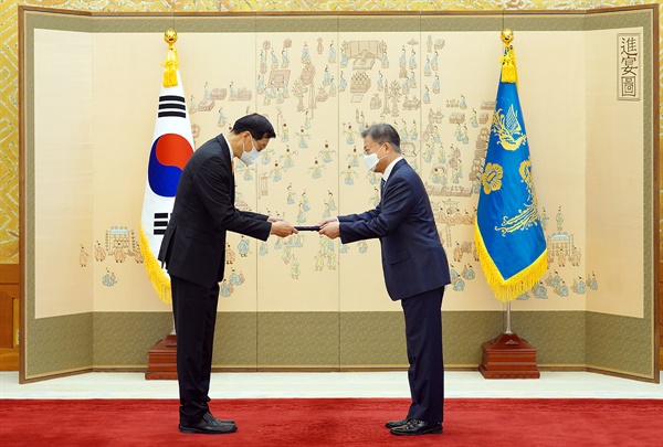 문재인 대통령이 21일 청와대 본관에서 이창용 신임 한국은행 총재에게 임명장을 수여하고 있다.