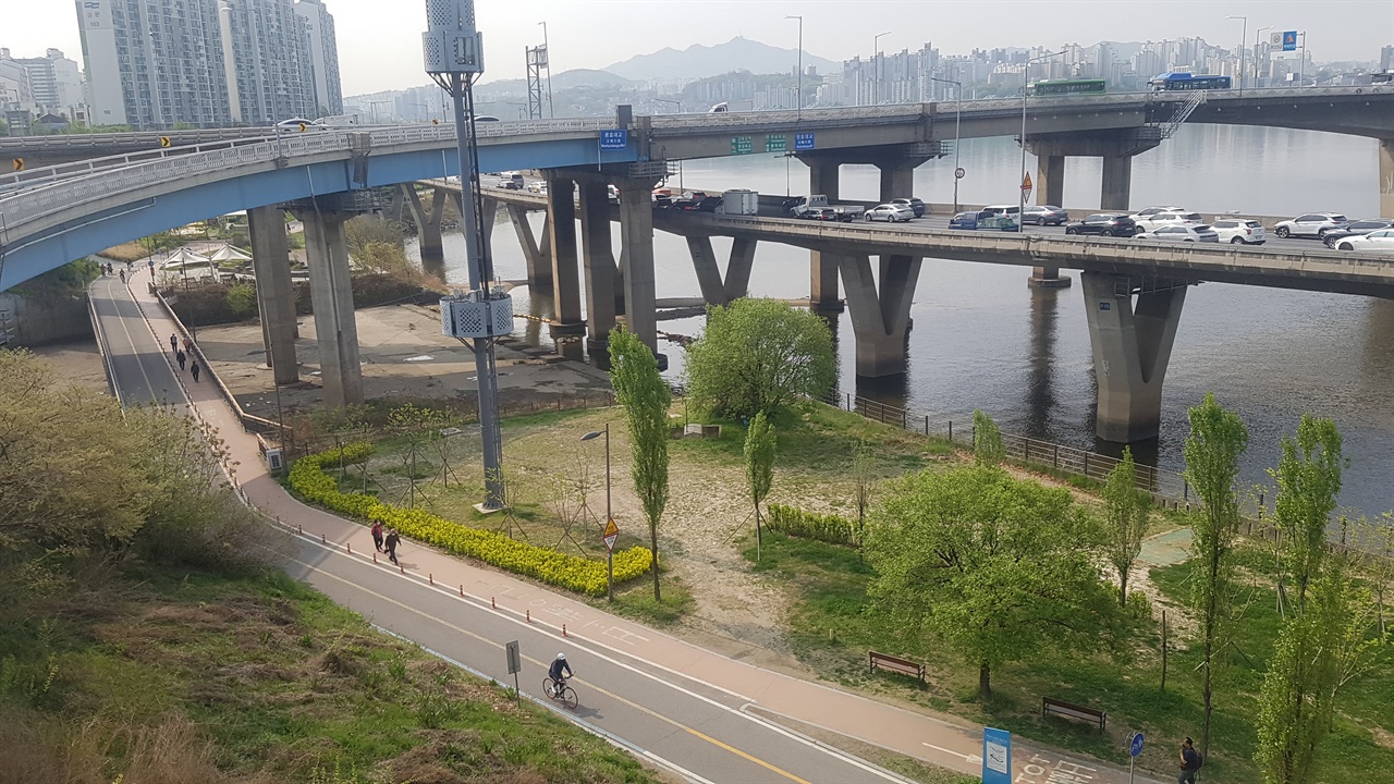 꽉막힌 강변북로와 여유있는 한강 자전거길이 대조적이다