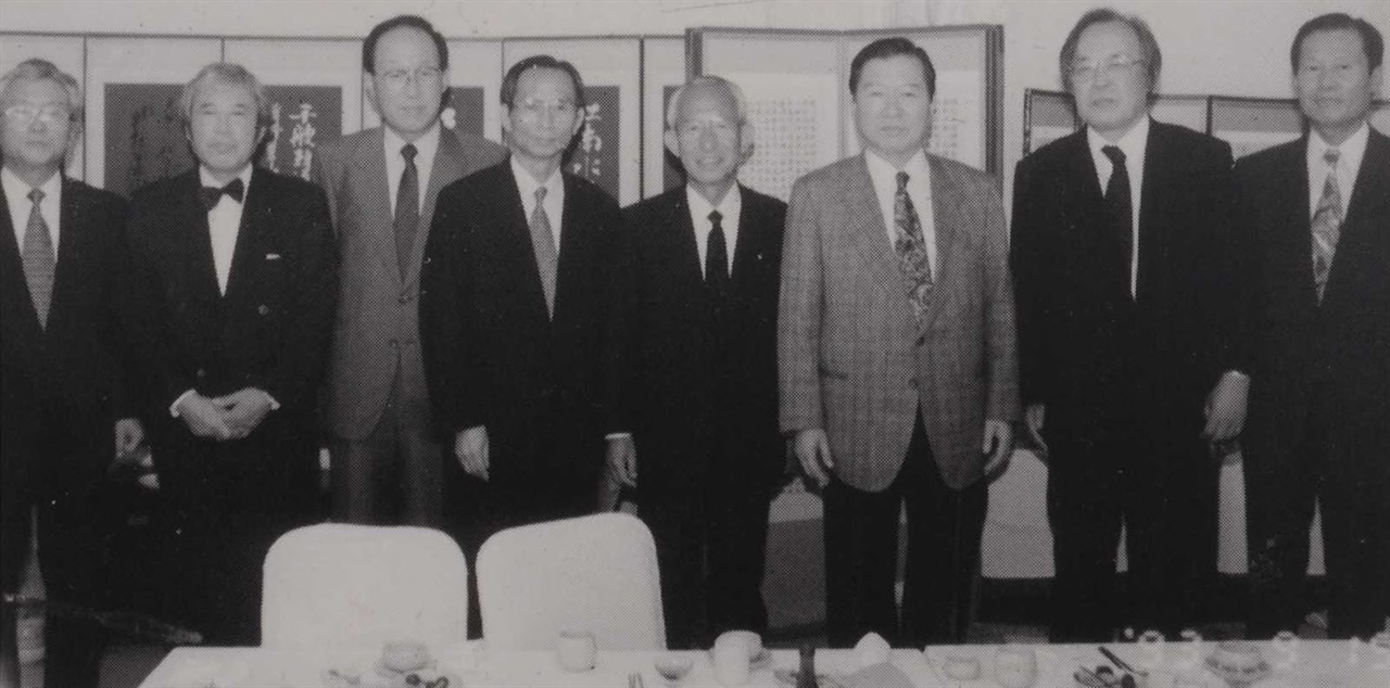 1993년 9월 15일 김대중 납치사건 일본 측 진상조사위원회의 덴 히데오 참의원이 방한했을 때의 사진. 김대중, 김대중 좌측에 덴 히데오 참의원, 덴 히데오 좌측에 한승헌 변호사.