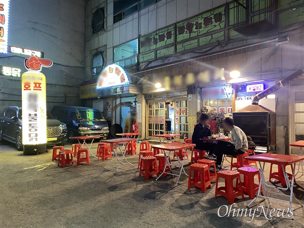 19일 밤 11시 경, 을지로 노가리골목에서 50m여 떨어진 호프집에는 손님이 많지 않았다. 