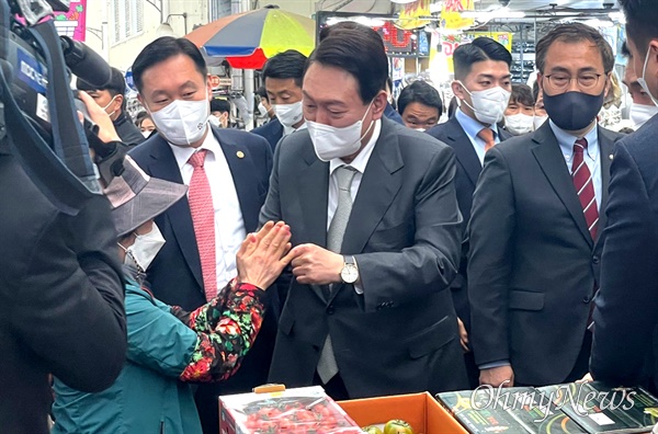  윤석열 대통령선거 당선인이 21일 오후 창원 마산어시장을 찾았다.