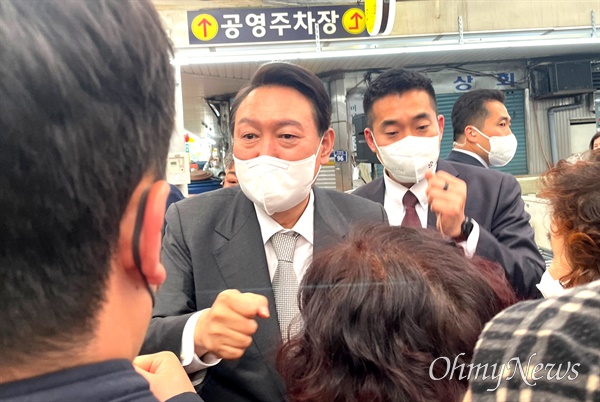  윤석열 대통령선거 당선인이 21일 오후 창원 마산어시장을 찾았다.