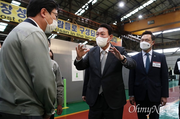  윤석열 대통령 당선인이 21일 오후 경남 창원시 창원국가산업단지 내 원전 가스터빈 부품업체인 '진영TBX'를 방문해 공장 설비를 살펴보며 대화를 나누고 있다.