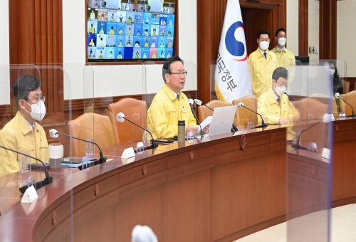 김부겸 국무총리가 22일 세종로 정부서울청사에서 열린 코로나19 중앙재난안전대책본부 회의를 주재하고 있다.