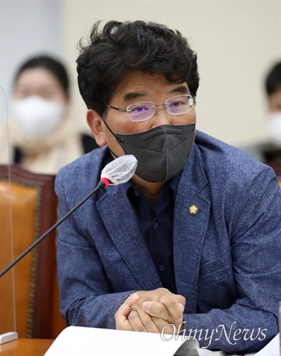 박완주 의원(무소속)이 4월 22일 오전 국회에서 열린 행정안전위원회 전체회의에서 발언하고 있는 모습. 