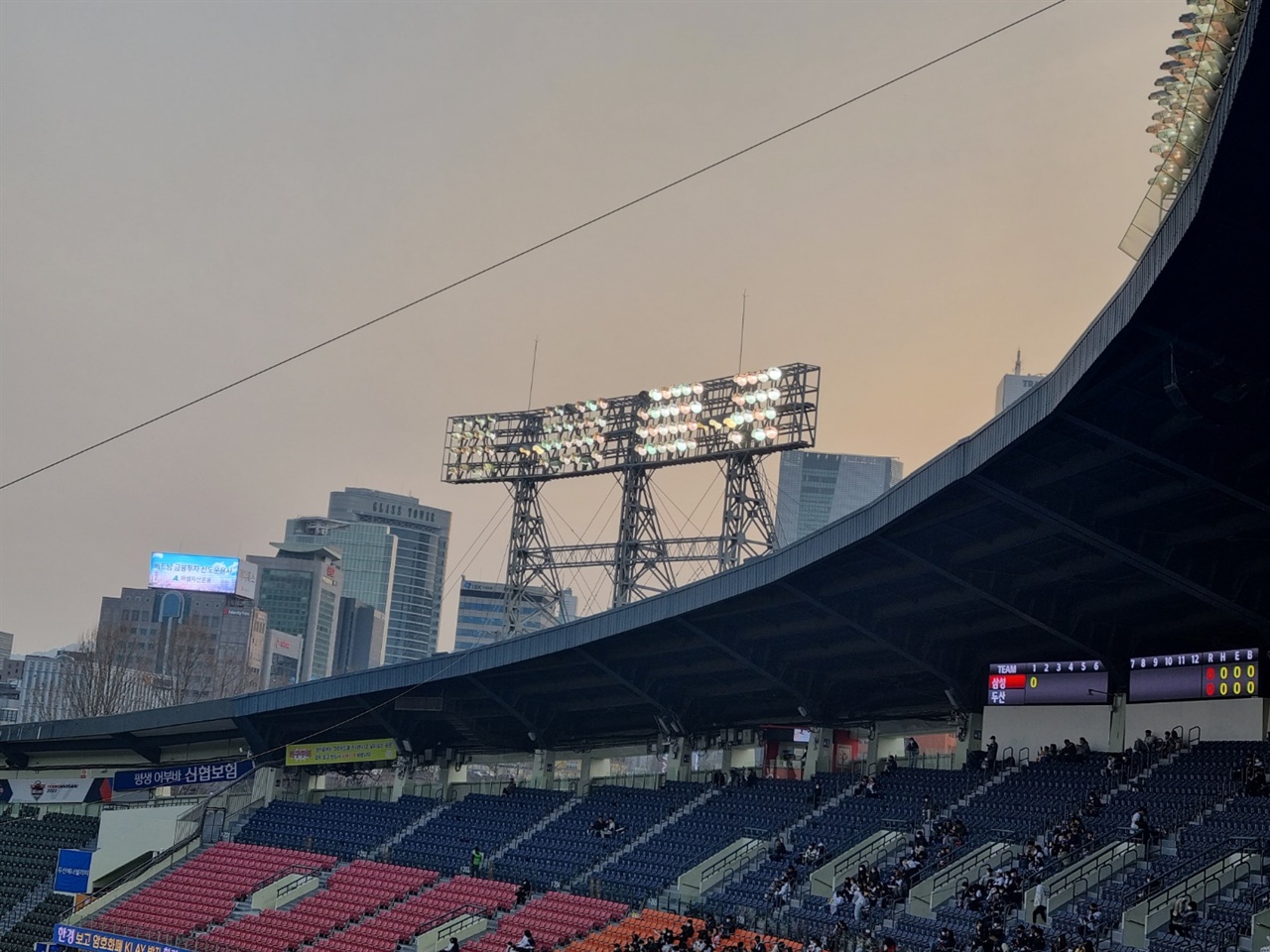  지난 5일 삼성 라이온즈와 두산 베어스의 경기가 열린 서울 잠실구장. 관중석이 다시 들어차는 모습을 볼 수 있을까.