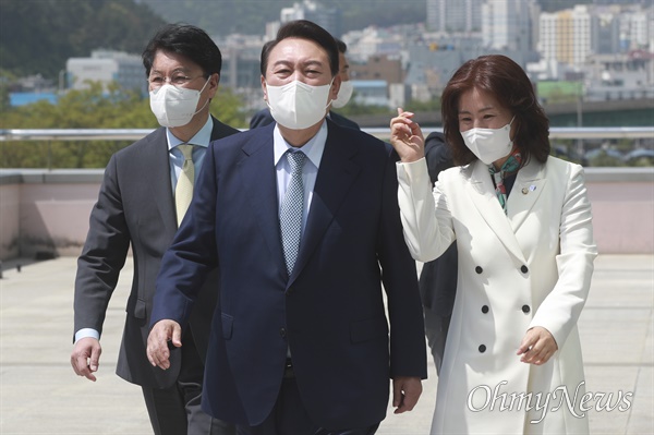 윤석열 대통령 당선인이 지난 22일 부산 해운대구 반여농산물시장역에 센텀2지구 도시첨단산업단지 부지를 점검하기 위해 들어서고 있다.