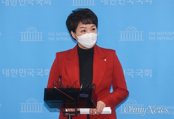 6.1 지방선거에서 국민의힘 경기도지사 후보로 확정된 김은혜 의원이 22일 서울 여의도 국회 소통관에서 기자회견을 하고 있다.