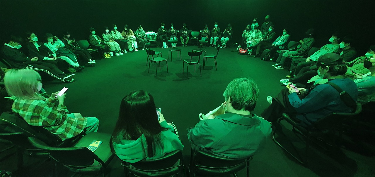  홍익대 대학로 아트센터 소극장에서 진행된 SF연극 <순교>의 무대는 두 겹으로 둘러싸인 원형의자들 사이에서 연극이 펼쳐진다. 