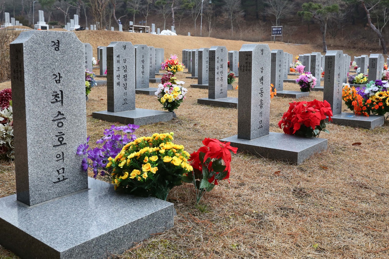 전남 신안군 가거도 인근 해상에서 헬기 추락사고로 숨진 해경대원들이 대전현충원에 잠들어 있다. 
