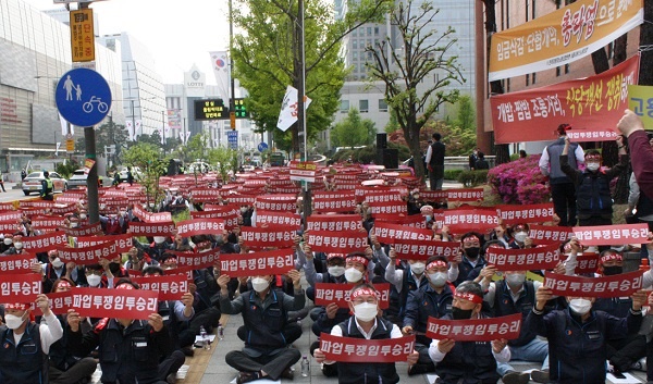 지난 21일 오후 서울 잠실 교통회관 앞에서 열린 서울시버스노조 총파업결의대회 모습이다.