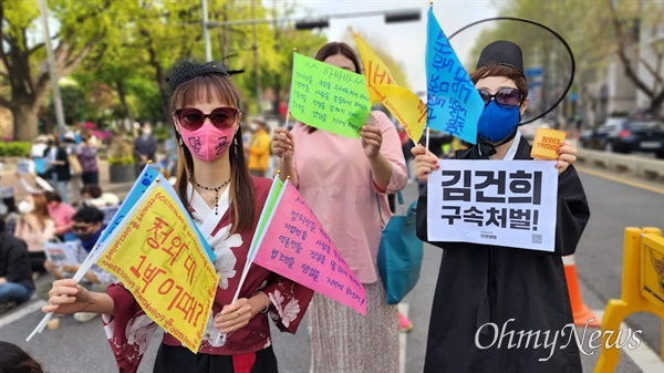  23일 오후 시민들이 서울 대학로에 모여 윤석열 당선자 규탄 촛불집회를 열고 있다. 