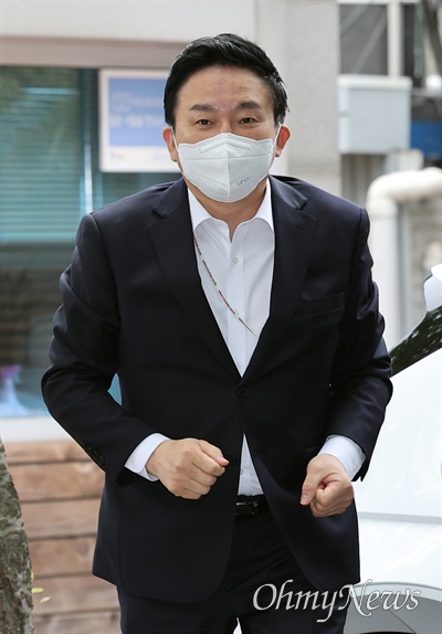원희룡 국토교통부 장관 후보자가 지난 25일 오전 서울 종로구 통의동 인수위로 출근하고 있다.