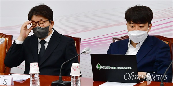 국민의힘 이준석 대표와 권성동 원내대표가 25일 서울 여의도 국회에서 열린 최고위원회의에 참석해 자리에 앉아 있다.