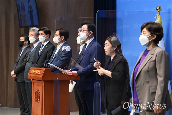 한덕수 국무총리 후보자의 자료제출 거부 등을 이유로 회의 참석을 거부한 더불어민주당 인사청문특위 간사인 강병원 의원 등이 25일 오전 서울 여의도 국회 소통관에서 기자회견을 하고 있다. 