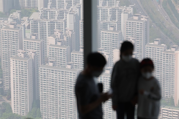 최근 5년 사이 집값이 크게 뛰면서 서울에서 중위소득 가구가 구매할 수 있는 아파트가 16.5%에서 2.7% 수준으로 급감한 것으로 나타났다.
