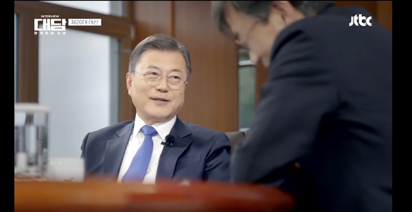 25일 JTBC에 방영된 '대담-문재인의 5년' 1회 중 한 장면. 문재인 대통령이 손석희 JTBC 전 앵커(현 순회특파원)과 인터뷰를 하고 있다.
