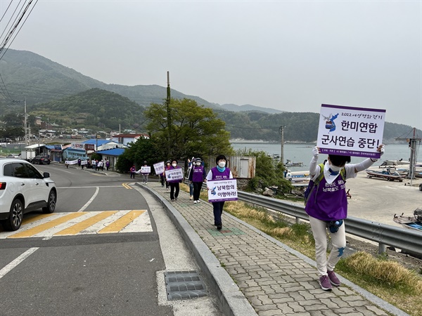 23일 평화철도 전국여성모임(준)이 주관하고 여수시여성모임이 주최해 열린 ′2022 여성평화걷기 대장정′ 첫 출발지 여수시에서 전국여성모임(준) 성원이 여성평화걷기 현지 참가 성원과 함께 여순항쟁 피해자 형제묘를 향해 걷고 있는 장면