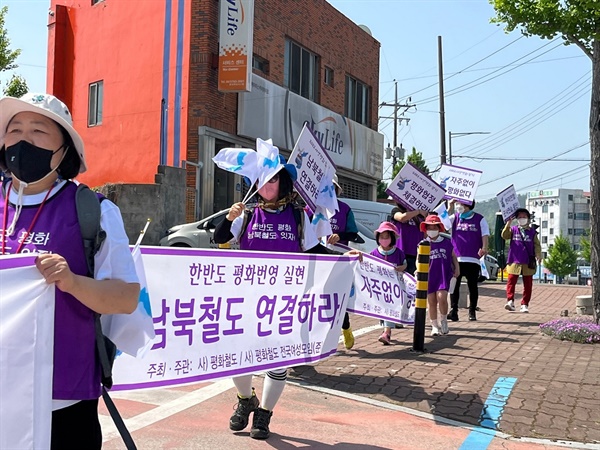 24일 평화철도 전국여성모임(준) 주관·광양시여성모임이 주최해 열린 ′2022 여성평화걷기 대장정′ 두 번째 출발지 광양시에서 전국여성모임(준) 성원이 여성평화걷기 현지 참가 성원과 함께 일본군 성노예 피해자 문명금 할머니를 기리는 평화의소녀상 설치 장소를 향해 걷고 있는 장면