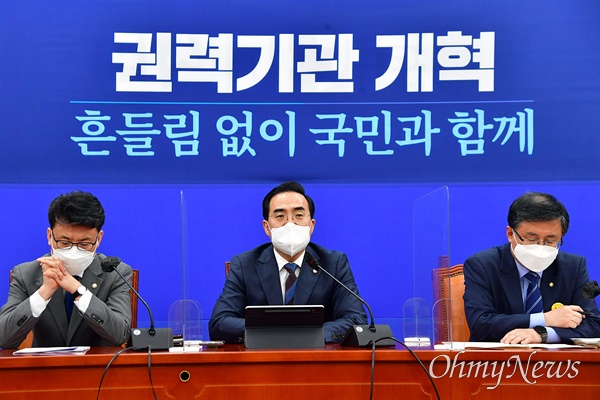 박홍근 더불어민주당 원내대표가 26일 서울 여의도 국회에서 열린 원내대책회의에서 발언하고 있다.