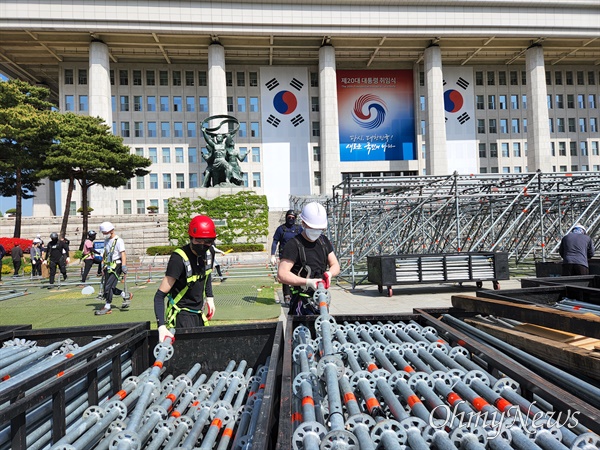 26일 오전 국회 본청 앞에서 관계자들이 제20대 대통령취임식 준비를 위한 기초 가설물을 세우고 있다.