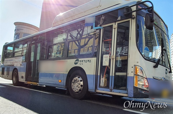 부산 시내버스 노사가 26일 파업을 앞두고 막판 협상 끝에 합의안을 도출했다.