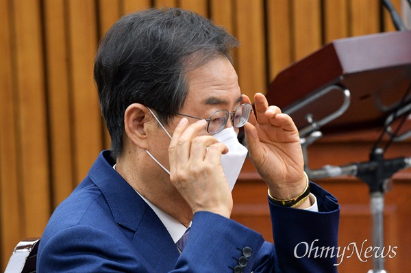 한덕수 국무총리 후보자가 26일 오전 서울 여의도 국회에서 열린 인사청문회에서 안경을 고쳐쓰고 있다.