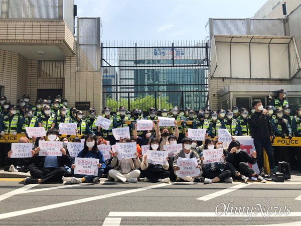  지난해 4월 부산 일본영사관 앞 상황. 당시 일본 정부가 후쿠시마 원전의 오염수를 해양 방류하겠다고 결정하면서 시위가 잇따랐다. 부산지역 대학생들은 21일부터 "일본영사관 폐쇄", "일본영사 따위" 등을 주장하며 철야 농성을 펼쳤다. 1년 만인 올해 4월 13일 경찰은 집회시위에관한법률 위반 혐의로 당시 시위를 주도했던 A씨를 검찰로 넘겼다. 