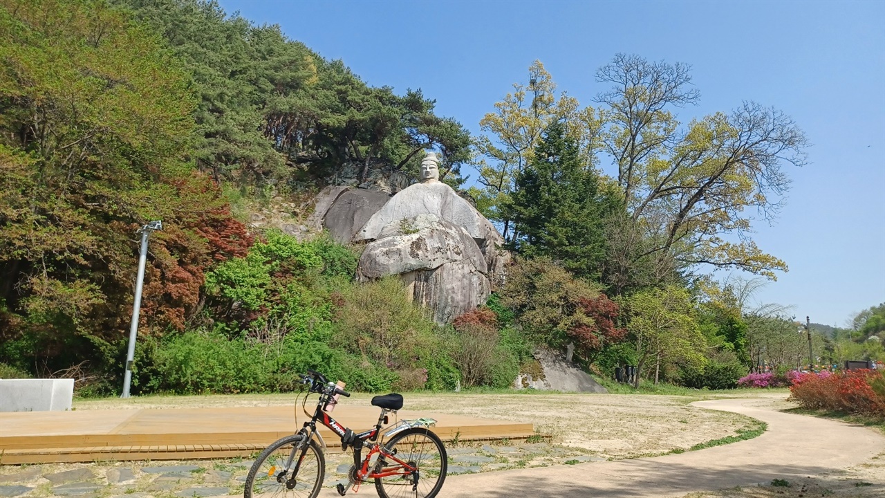 안동 이천동 마애여래입상 고려시대 불상, 보물 제115호. 제비원 석불, 제비원 미륵불 등으로 불린다.