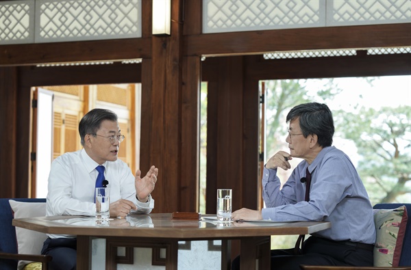 문재인 대통령이 지난 15일 청와대 상춘재에서 손석희 전 JTBC 앵커와 특별 대담을 하고 있다. 이날 대담 내용은 26일 JTBC에 방영됐다.