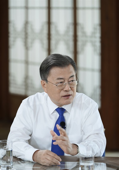 문재인 대통령이 지난 15일 청와대 상춘재에서 손석희 전 JTBC 앵커와 특별 대담을 하고 있다. 이날 대담 내용은 26일 JTBC에 방영됐다.