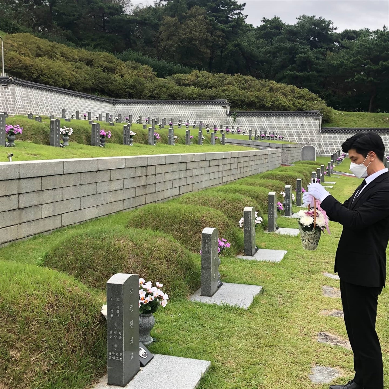1980년 5.18 민주화운동 당시 총학생회장이었던 고 박관현 열사의 묘소에 헌화하고 있는 이명노 전 전남대 총학생회장