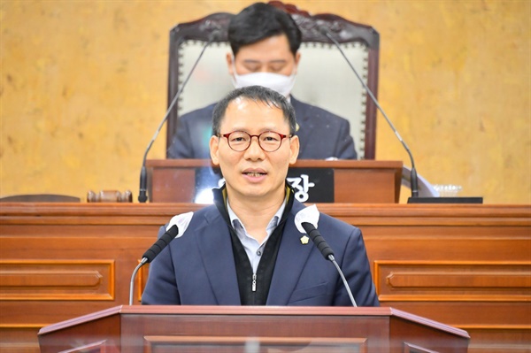 광산구의회에서 발언하고 있는 김영관 정의당 광주 광산구의원
