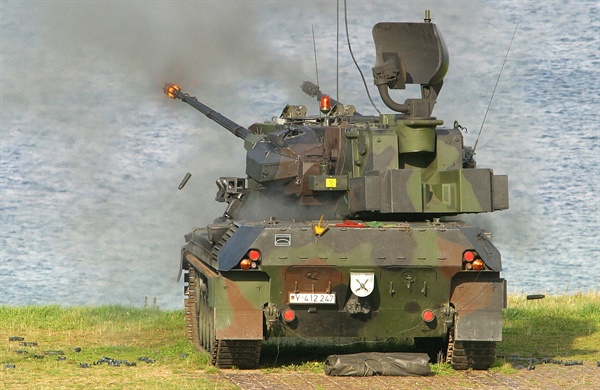 2004년 10월 6일 게파르트 장갑대공포가 독일 북부 토덴도르프의 군사기지 캠프에서 훈련 중 공중 목표물을 향해 사격하고 있다.