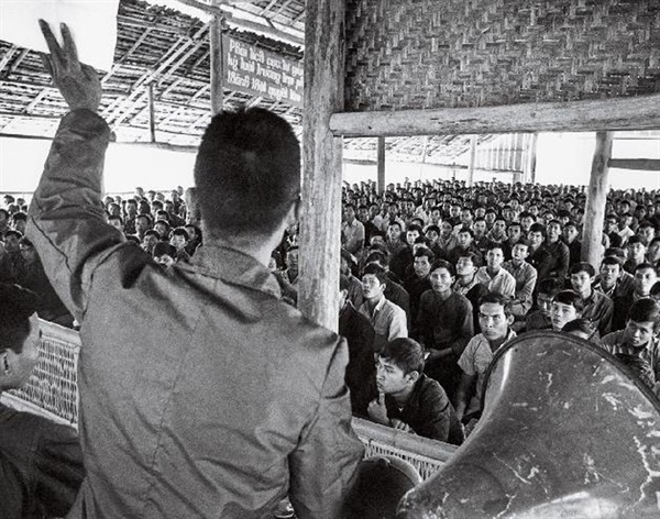 1975년 베트남이 통일되고 난 이후, 남베트남에 협력했던 이들은 재교육 수용소 과정을 거쳤다.