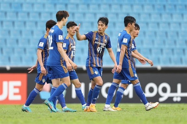 박주영 울산 현대의 박주영이 지난 21일 광저우FC와의 ACL 경기에서 골을 터뜨린 후 기뻐하고 있다. 