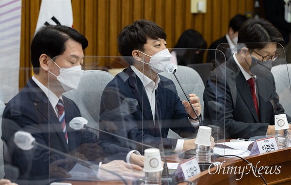  이준석 국민의힘 대표가 28일 오전 서울 여의도 국회에서 열린 국민의힘·대통령직인수위원회 당정협의에서 발언하고 있다.