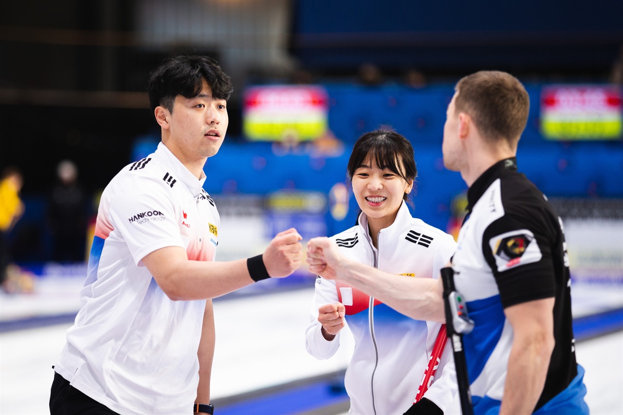 2022 믹스더블 컬링 세계선수권에 출전한 김민지  - 이기정 조가 결선 진출에 실패했다.